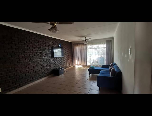 2 BEDROOM FLAT FOR SALE IN VEREENIGING CENTRAL